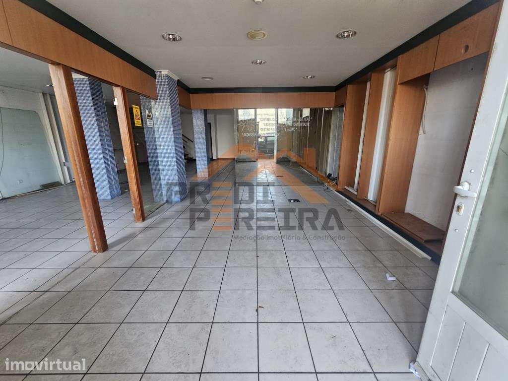 Situada na Póvoa de Santo Adrião, Odivelas, loja/armazém com 230 m². - Grande imagem: 5/21