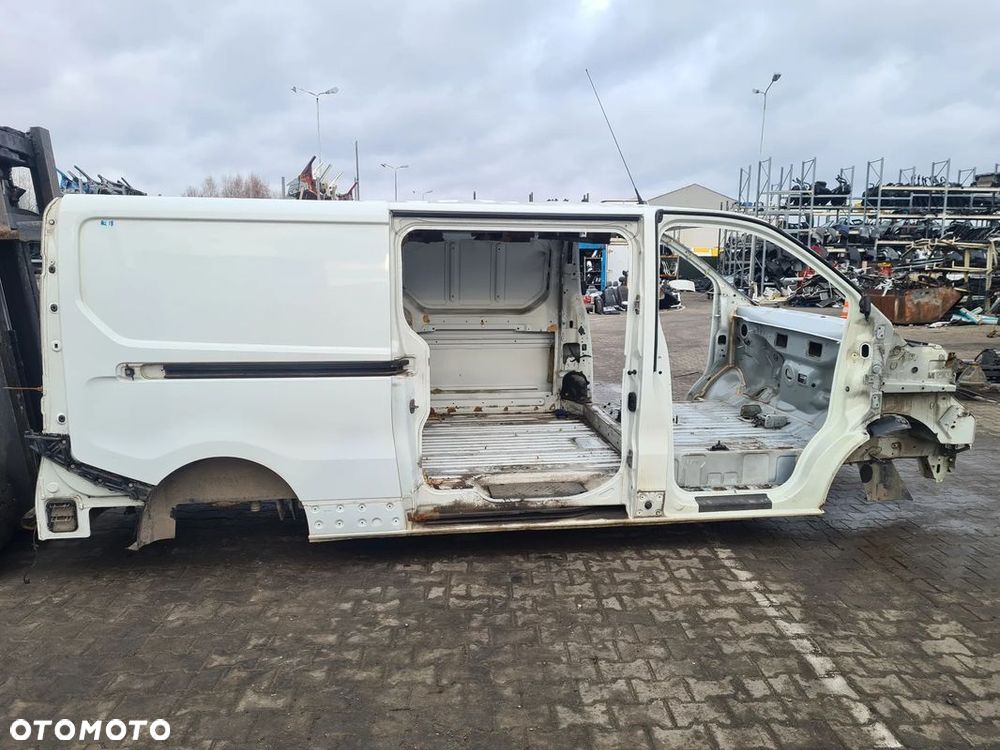 BOK PRAWY BŁOTNIK POSZYCIE RENAULT TRAFIC III LONG Vivaro B 2014- - 1