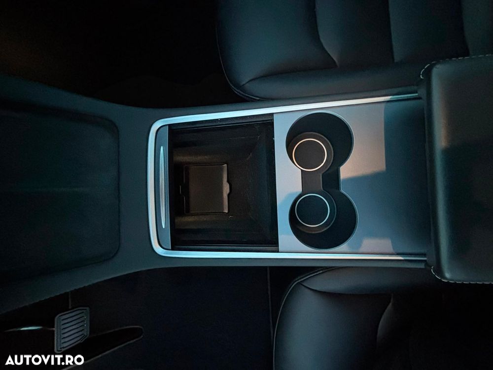 Tesla Model Y - 24