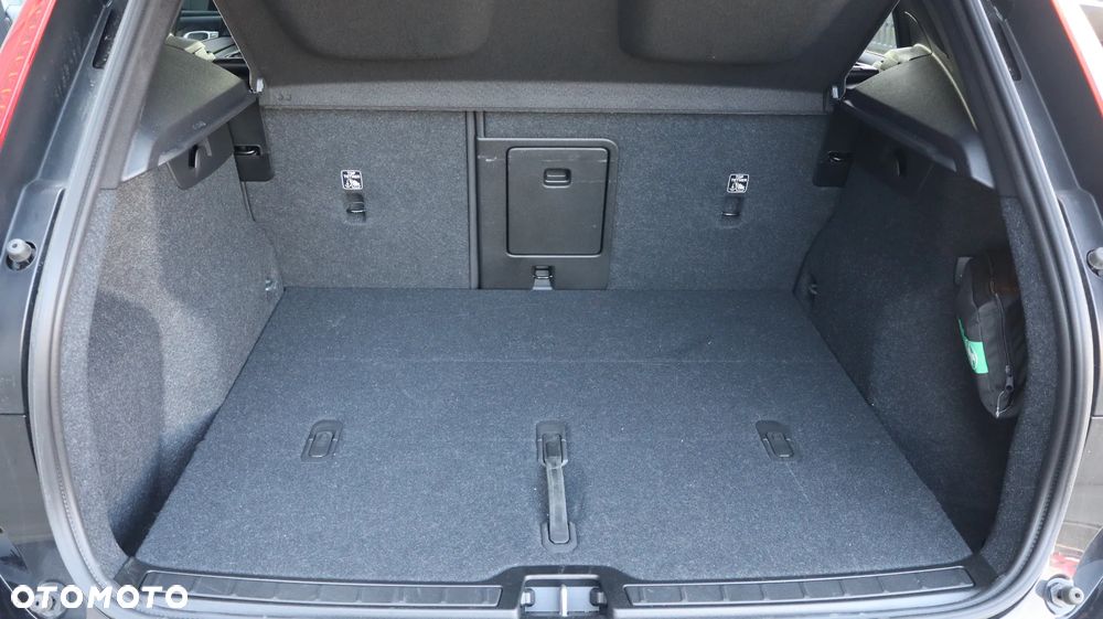 Volvo XC 40 B4 Plus Black Edition - 22
