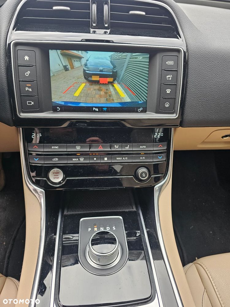 Jaguar XE 20d Prestige - 13