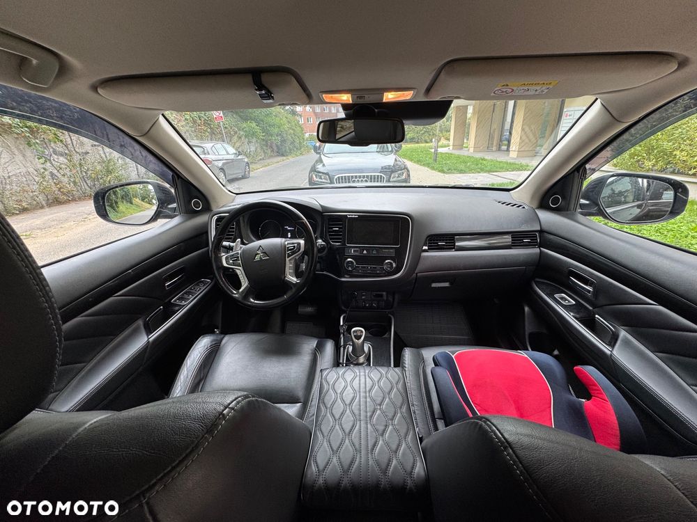 Mitsubishi Outlander Instyle NAVI + - 9