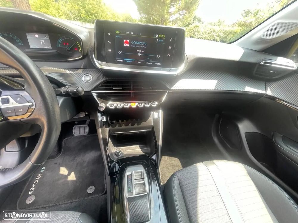 Peugeot e-208 50 kWh Allure Pack — fotografia 31