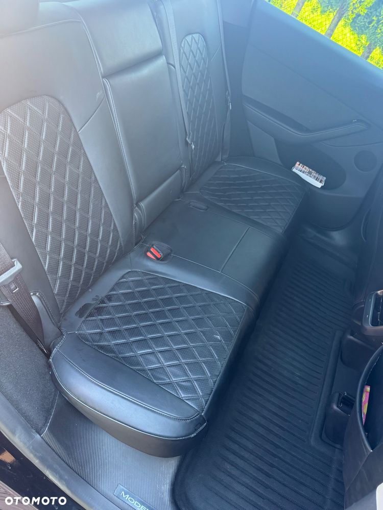 Tesla Model Y Performance AWD - 8