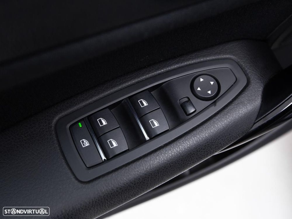 BMW 116 d Line Sport Auto — fotografia 12