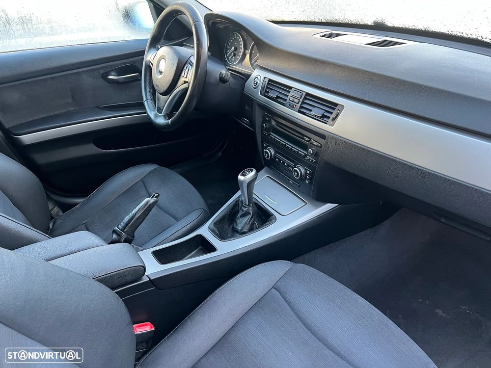 BMW 320 d Touring Dynamic - 15