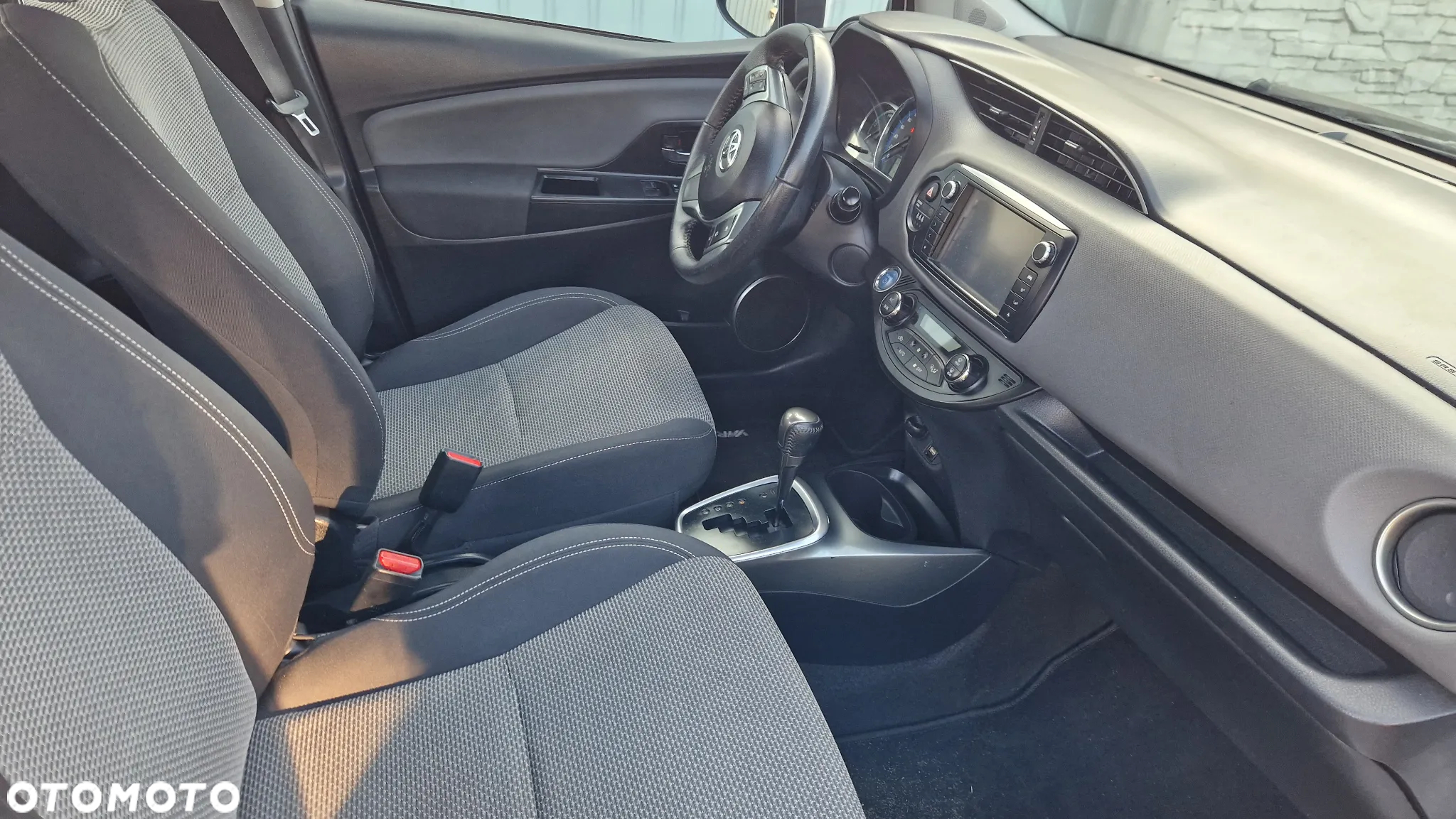 Toyota Yaris Hybrid 100 Business Edition - 24