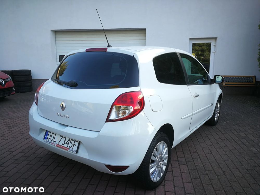 Renault Clio 1.2 16V 75 Expression - 12