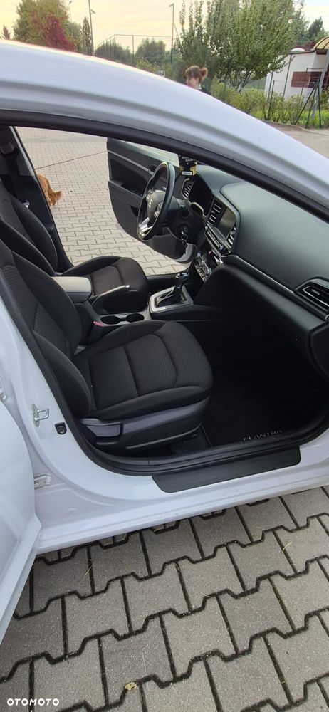 Hyundai Elantra 1.6 Comfort Premiere - 11