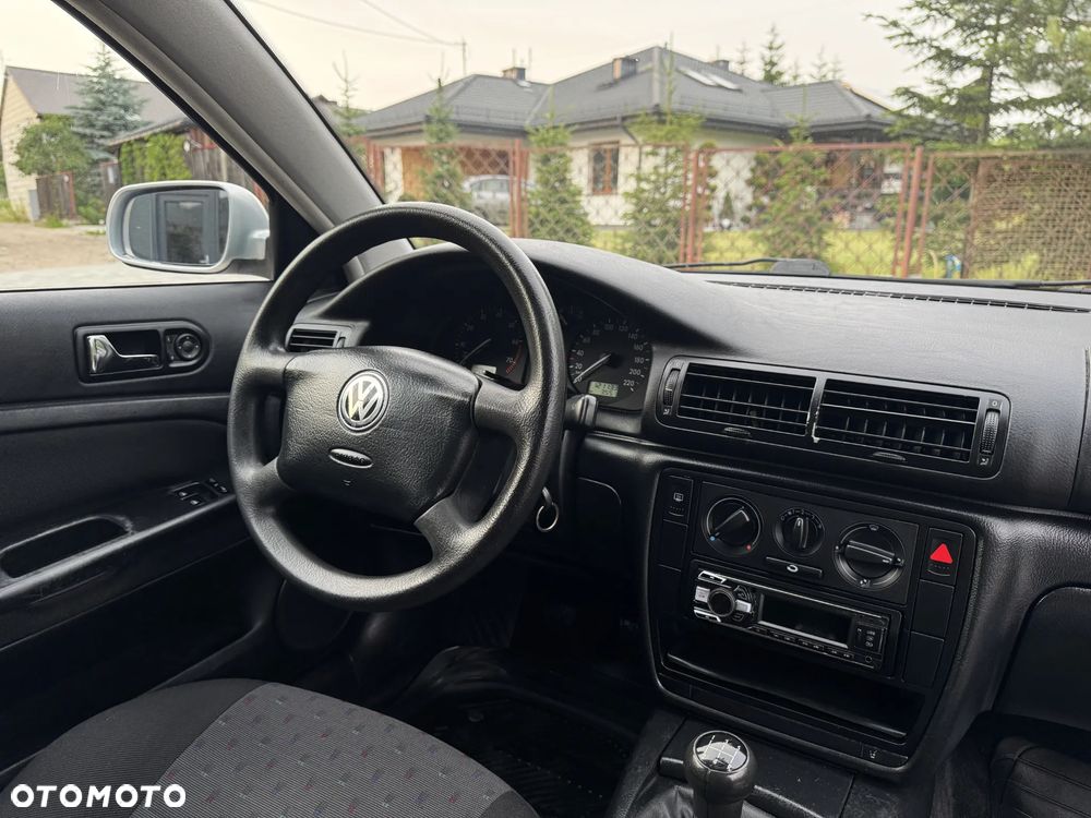 Volkswagen Passat 1.6 GL - 12