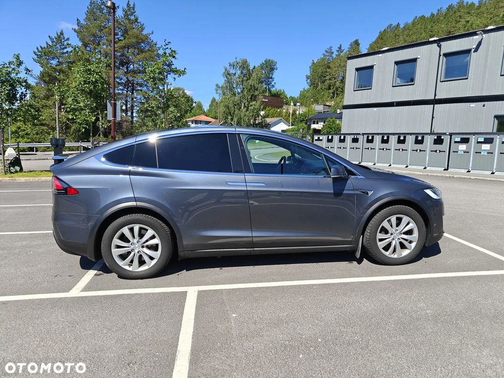 Tesla Model X - 3