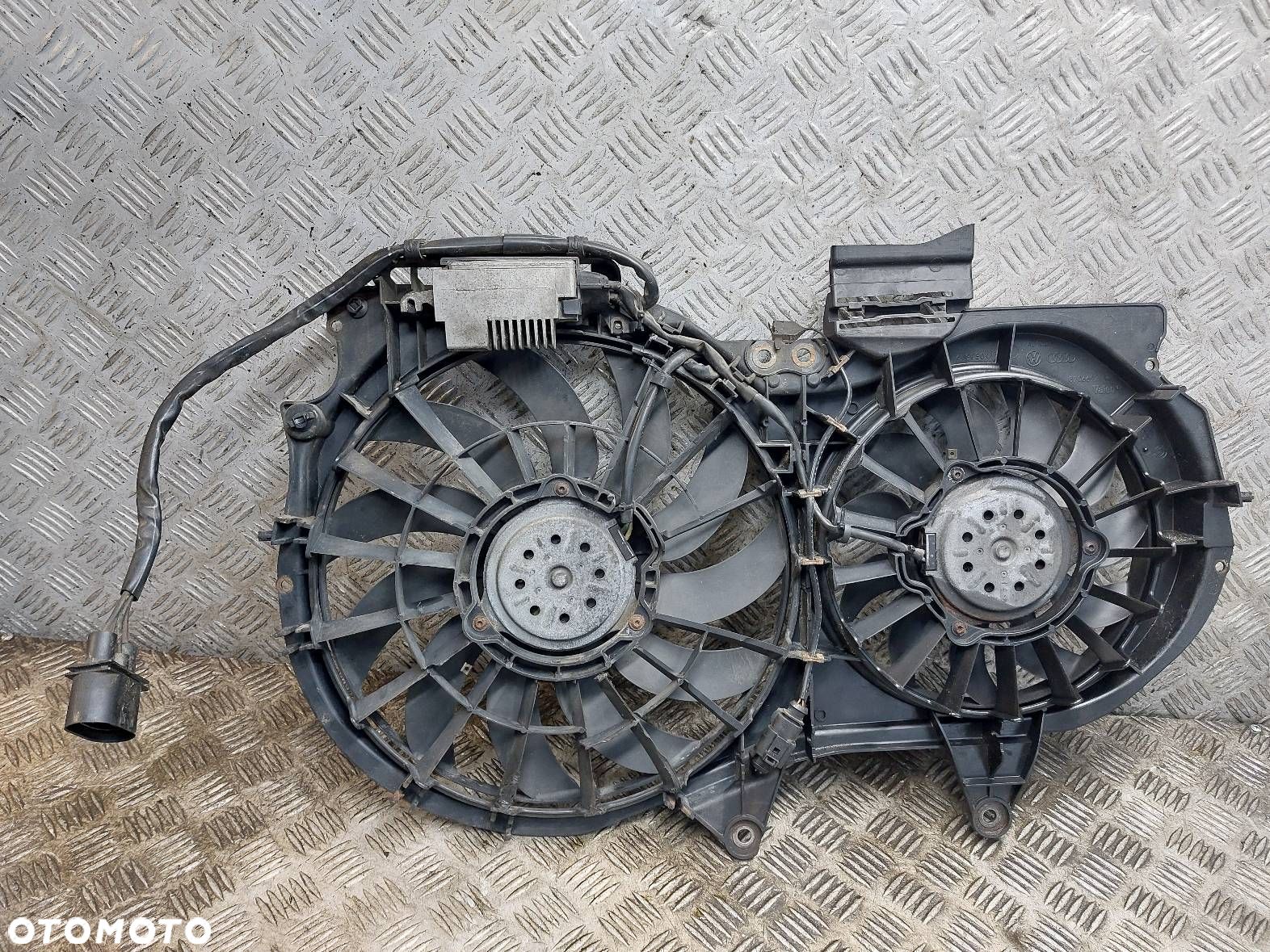 WENTYLATOR CHŁODNICY WODY AUDI A4 B7 2.0 TDI 8E0121205AB 8E0959501R - 1