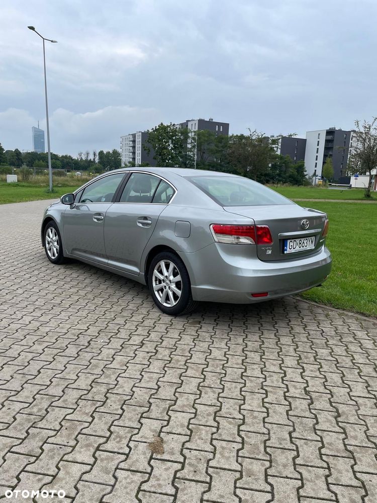 Toyota Avensis 1.8 Premium - 12