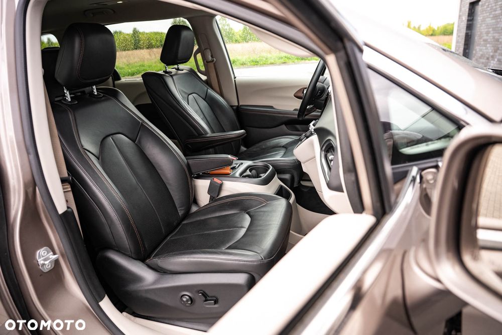 Chrysler Pacifica - 31