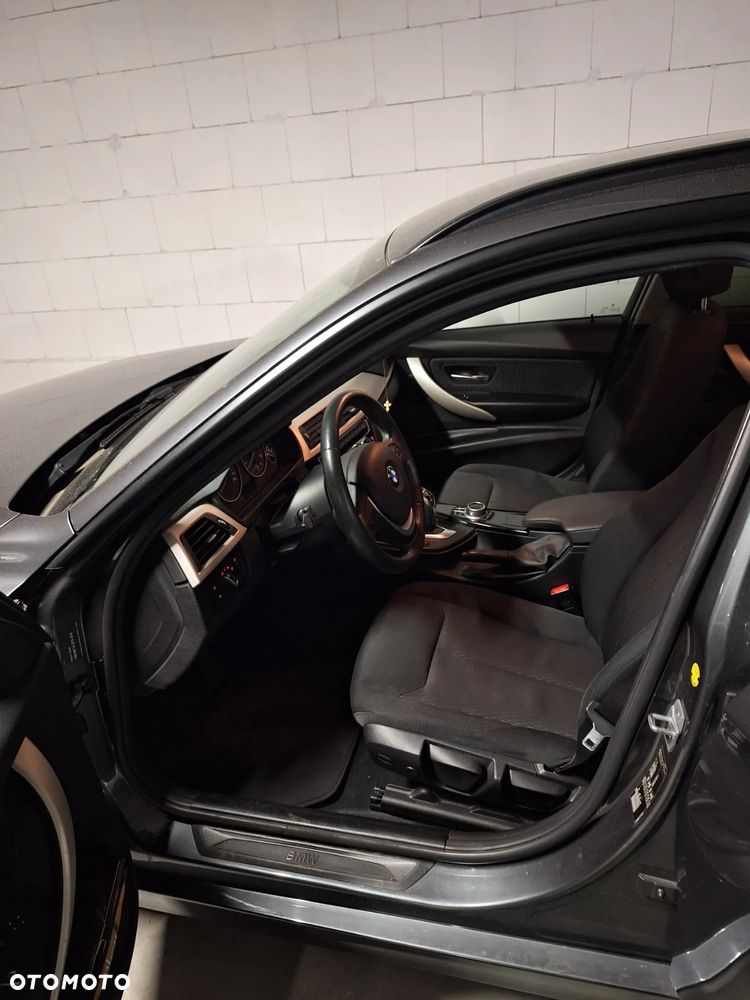 BMW Seria 3 320d Touring - 11