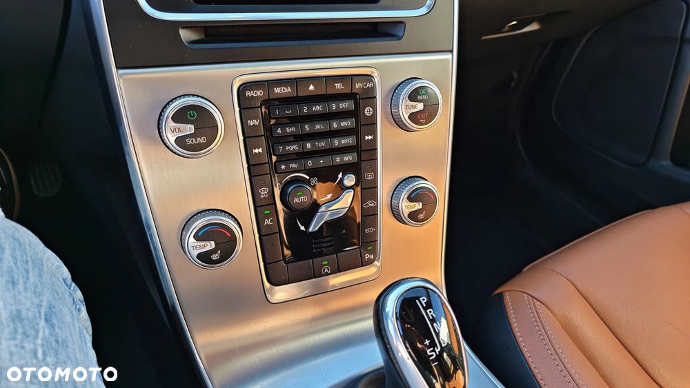 Volvo V60 D4 Geartronic Momentum - 35