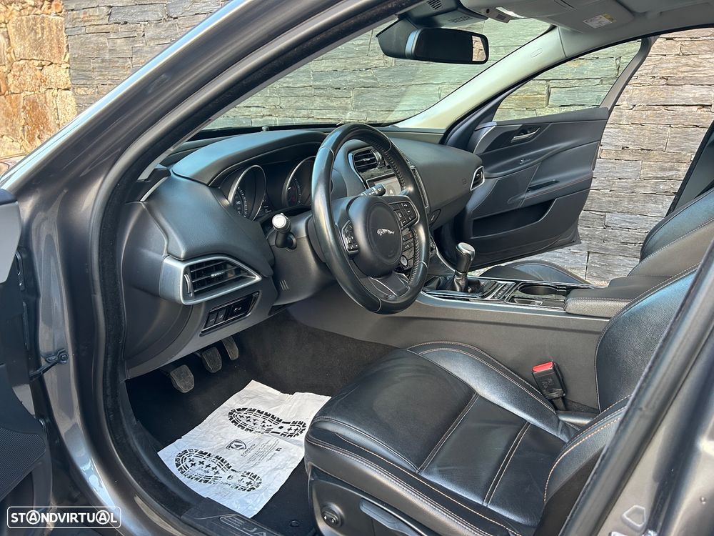 Jaguar XE 2.0 D Portfolio - 10