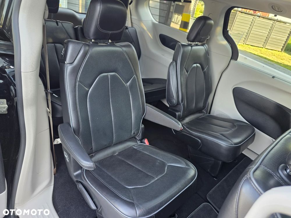 Chrysler Pacifica - 38