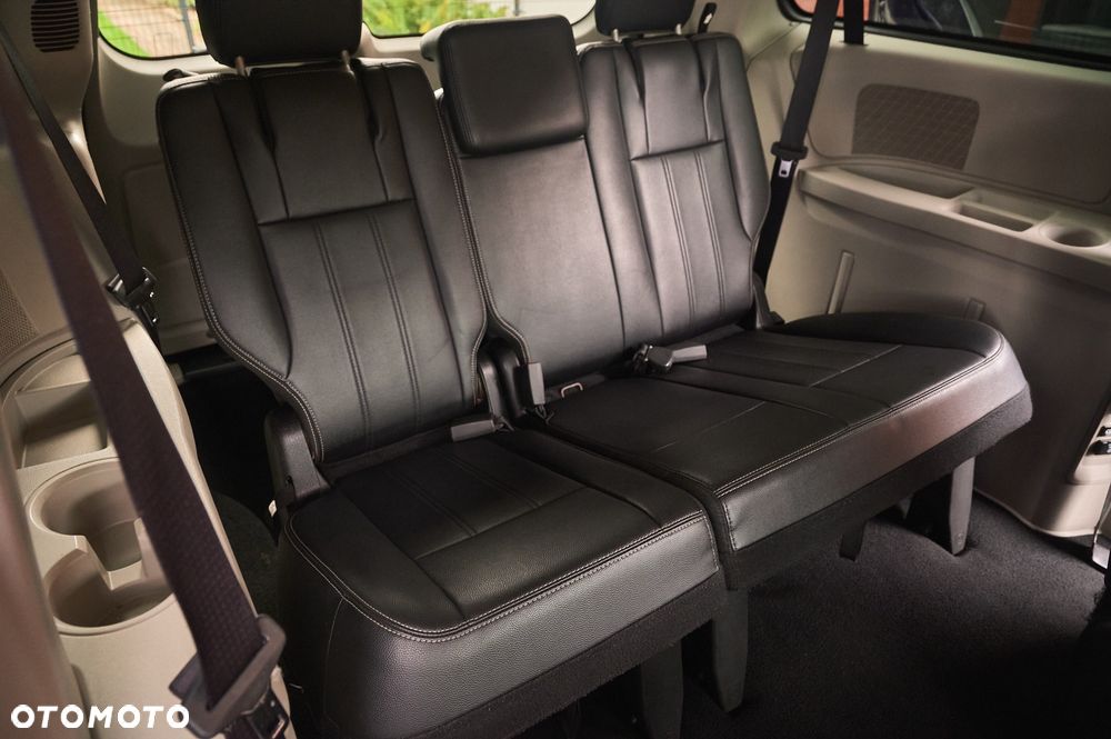 Chrysler Town & Country - 29