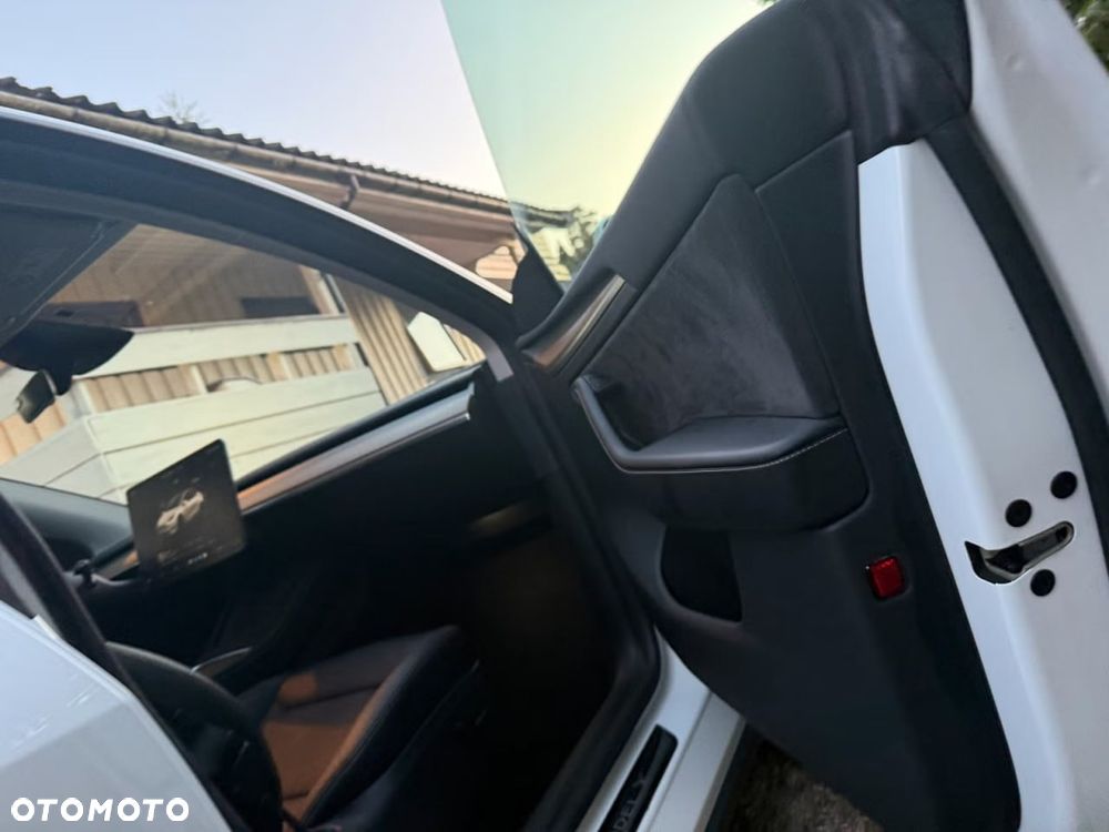 Tesla Model Y Performance AWD - 11