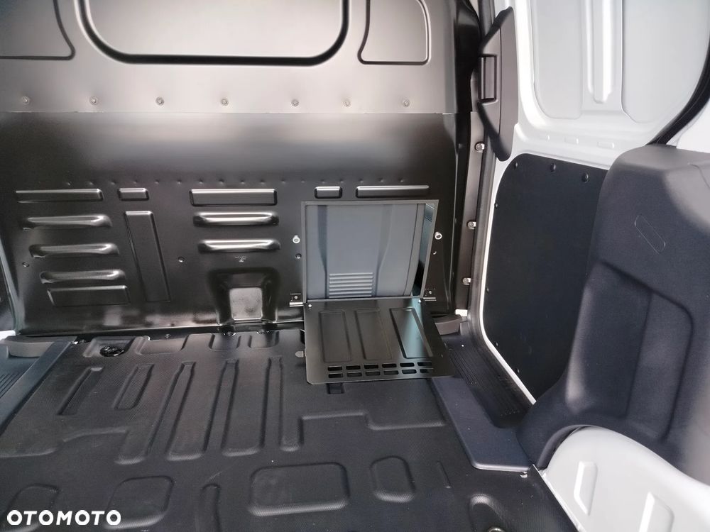 Ford Transit Courier - 19