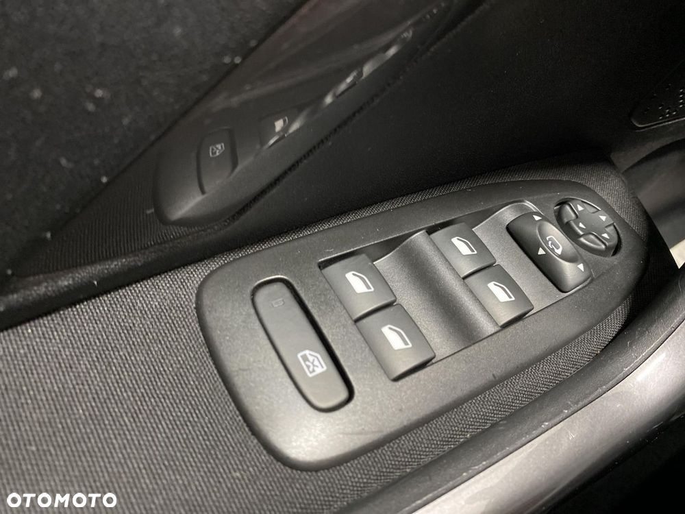 Peugeot 2008 1.2 Pure Tech Active S&S - 20