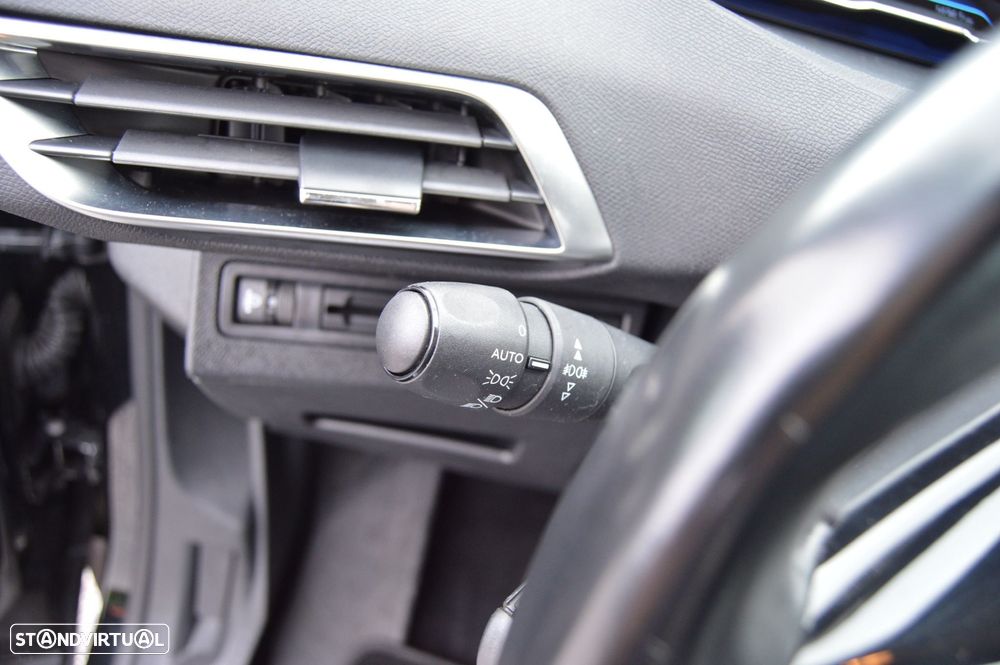 Peugeot 5008 1.2 PureTech Allure EAT6 - 42