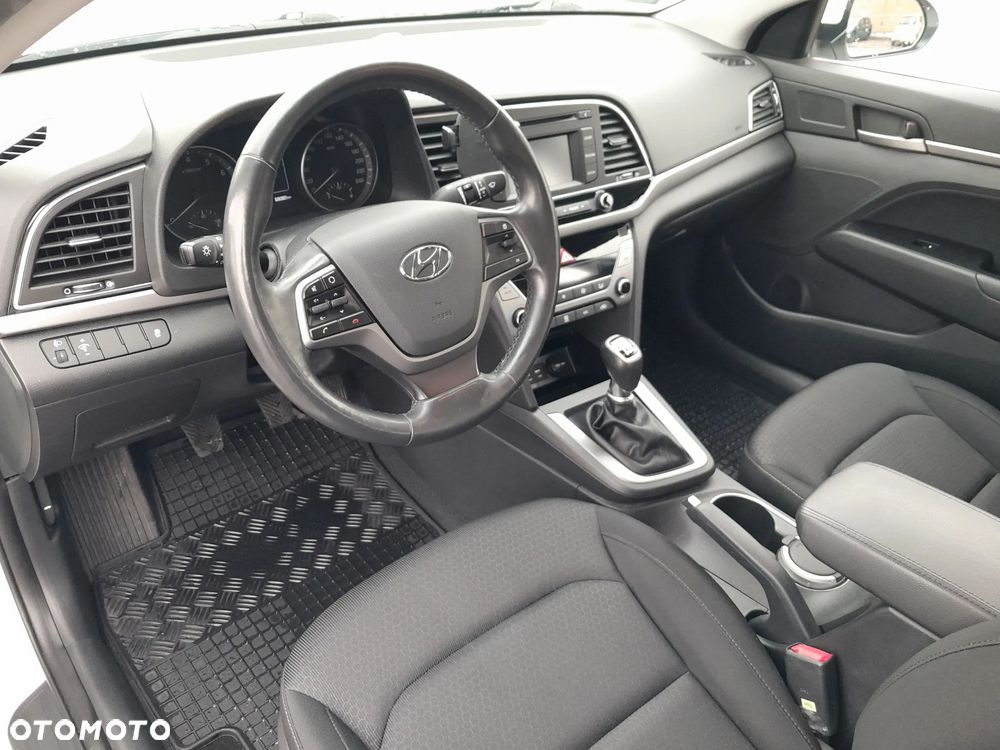 Hyundai Elantra 1.6 Comfort - 9