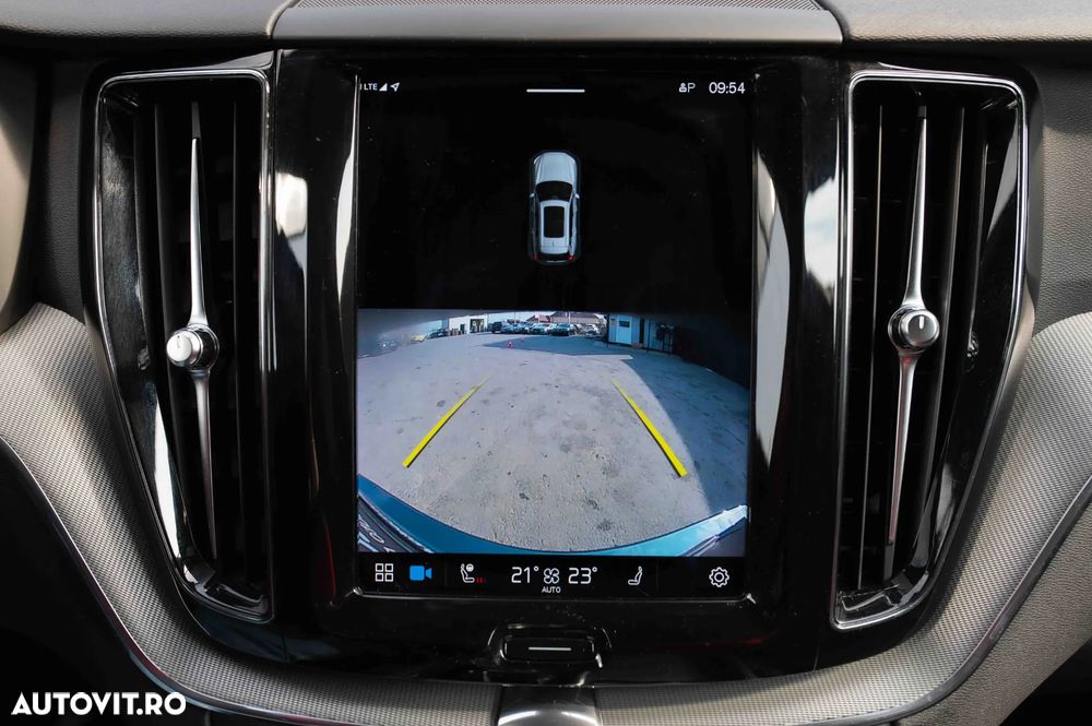 Volvo XC 60 B4 MHEV AT AWD Plus Dark - 34