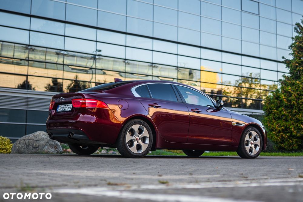 Jaguar XE 2.0 T Prestige - 8