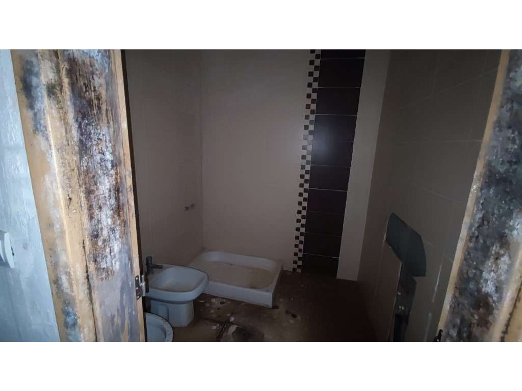 Moradia T2 com 2 pisos para renovar com projeto aprovado - Grande imagem: 2/24