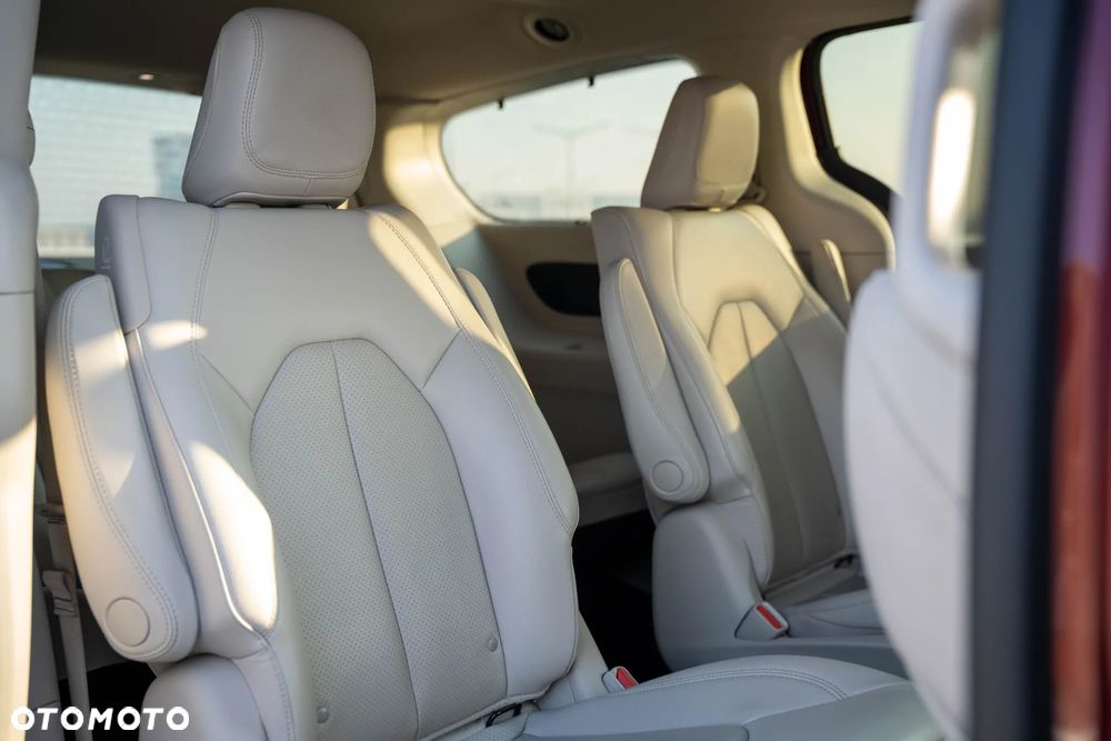 Chrysler Pacifica - 16