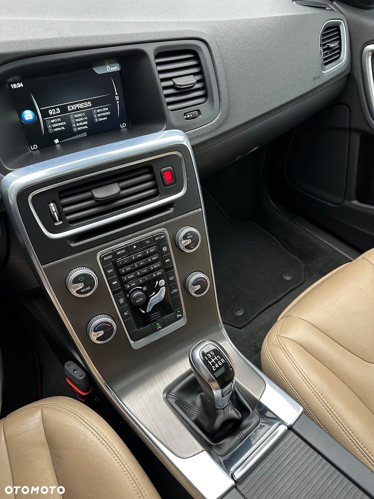 Volvo V60 D4 Momentum - 27