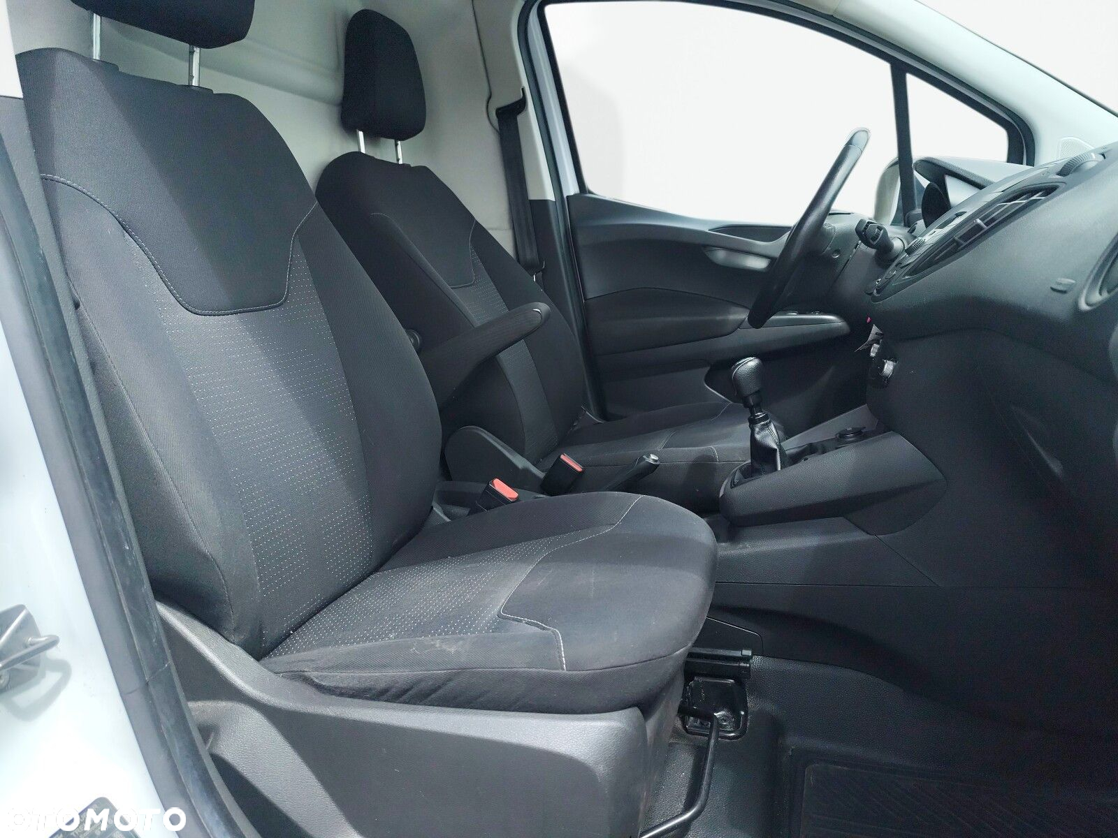 Ford transit-courier - 13