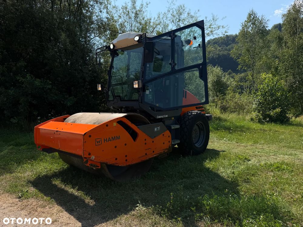 Hamm H 7i Walec Terenowo Drogowy Guma Stal. 6,5 tony 8ton. Import Norwegia 2017 rok. 1600 mtg. silnik KUBOTA 4cyl. Maszyna nie różni się od Nowej z salonu! Klimatyzacja wentylacja. Serwisy w Dekra AKTUALNE. Zero zniszczeń IGŁA !! Gotowy do długiej pracy. Po dużych serwisach eksploatacyjnych w Norwegii. Walec z Upadłości od pierwszego właściciela. Jego historia od nowosci to jedna inwestycja miejska! Jedyna taka okazja! Szerokość 168cm. Bardzo mały walec a moc Potężna! Full Wypas Wersja Norweska. Opony piękny stan. Ani deka luzów i wycieków. OKAZJA - 5