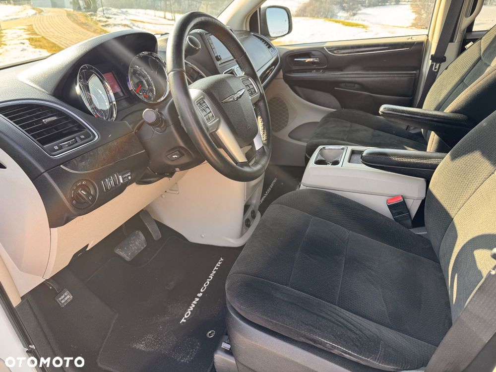 Chrysler Town & Country - 21