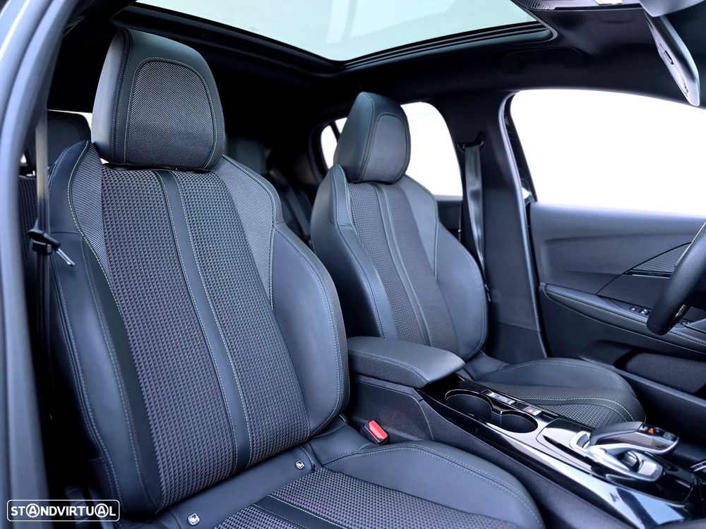 Peugeot e-208 GT - 32