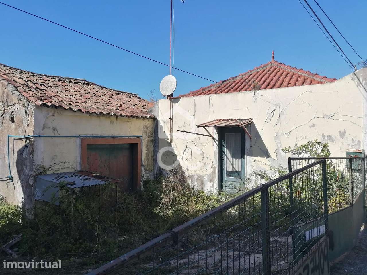 Moradia T2 para recuperar e terreno com viabilidade construtiva, em Ób - Grande imagem: 2/17