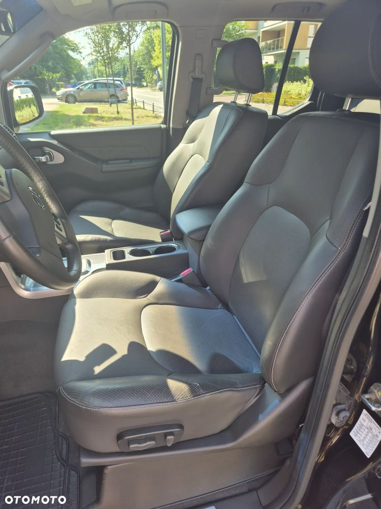 Nissan Navara 2.5 D Platinum Long EU5 - 12