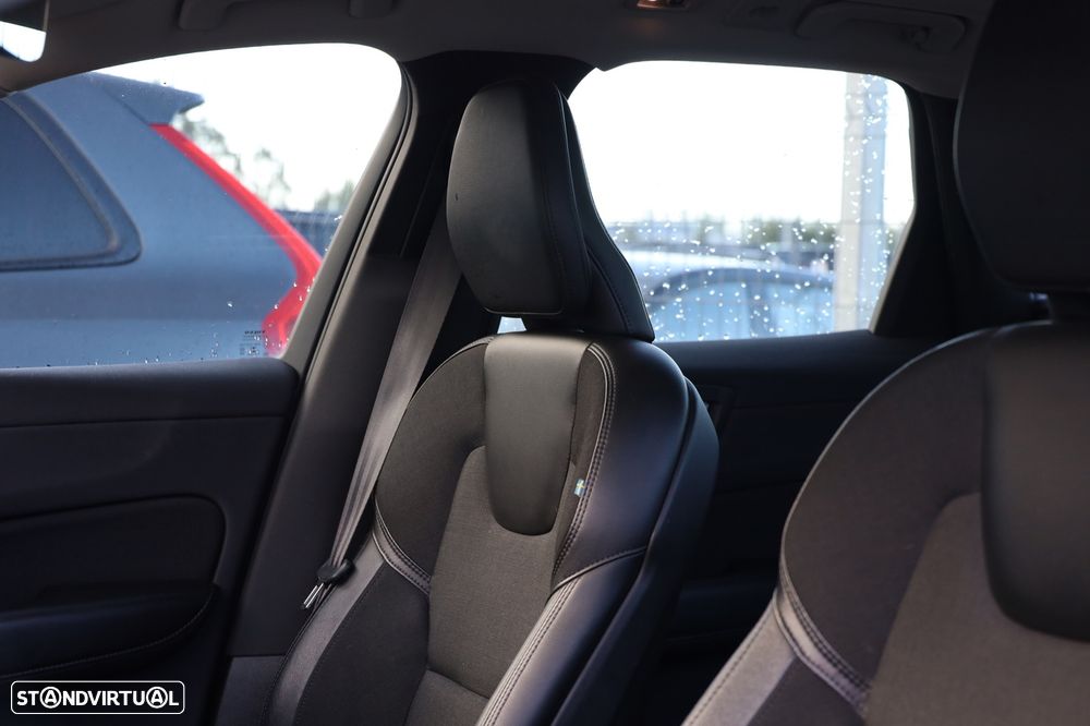 Volvo XC 60 2.0 T8 PHEV Momentum Plus AWD - 10