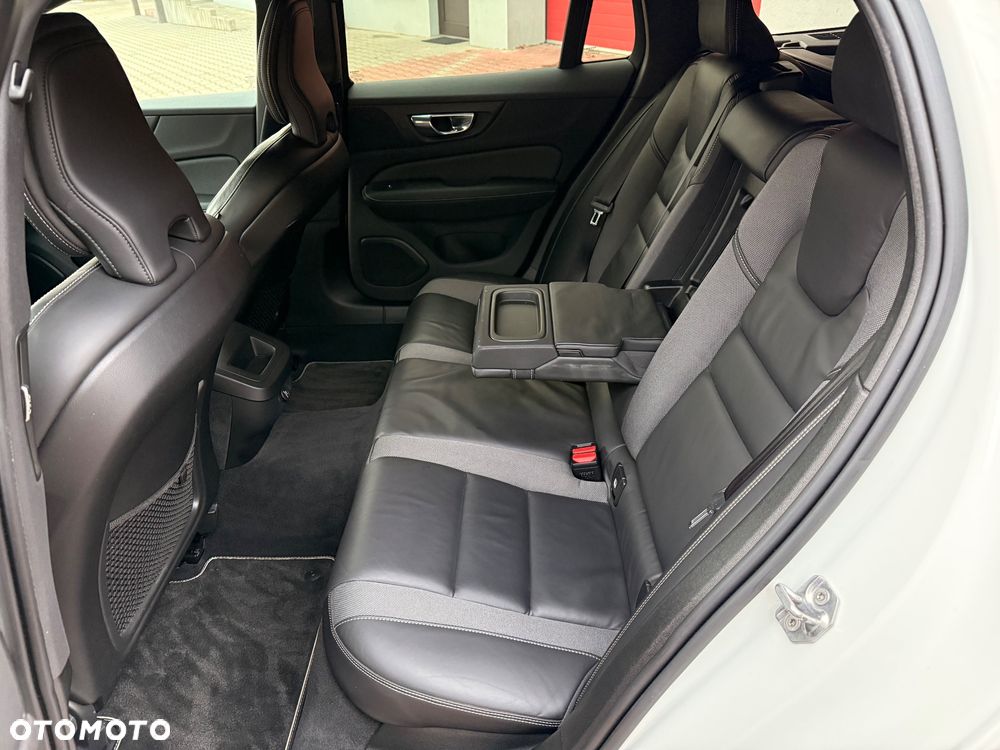 Volvo V60 D4 AWD R-Design - 25