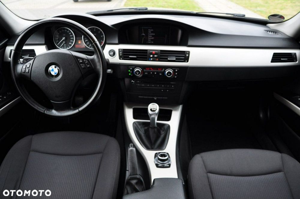 BMW Seria 3 325i Edition Exclusive - 28