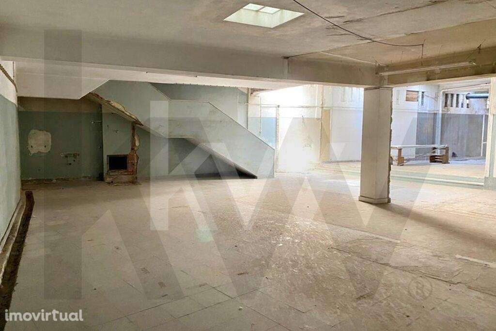 Loja com três pisos para desenvolvimento de projeto em São Vicente - Grande imagem: 3/24