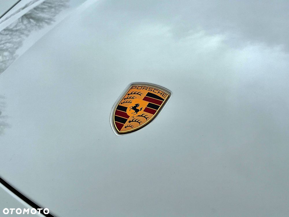 Porsche Taycan - 32