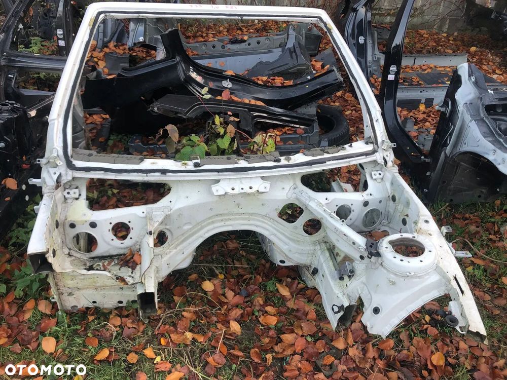 ĆWIARTKA PRZÓD RAMA SZYBY SŁUPKI BMW 4 F33 M4 F83