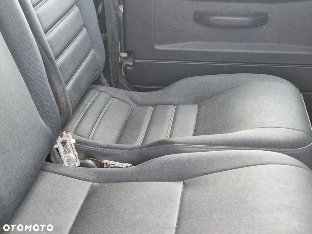 Land Rover Defender - 36