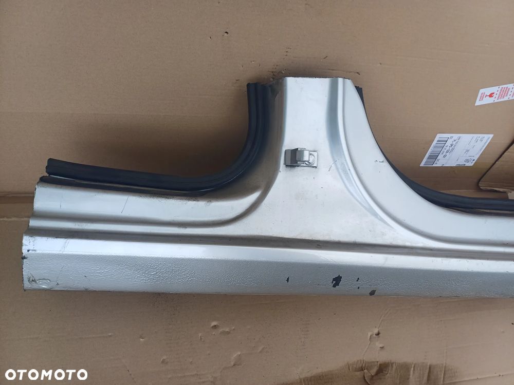 Próg słupek prawy Audi A4 B8 kombi awant - 2