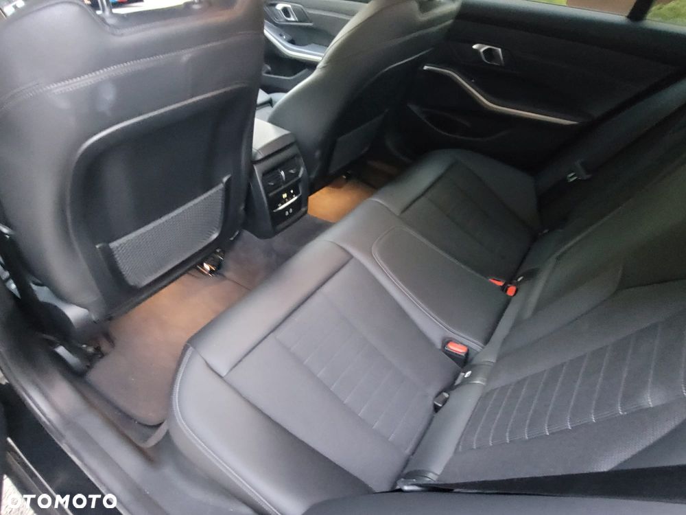 BMW Seria 3 320d mHEV - 22