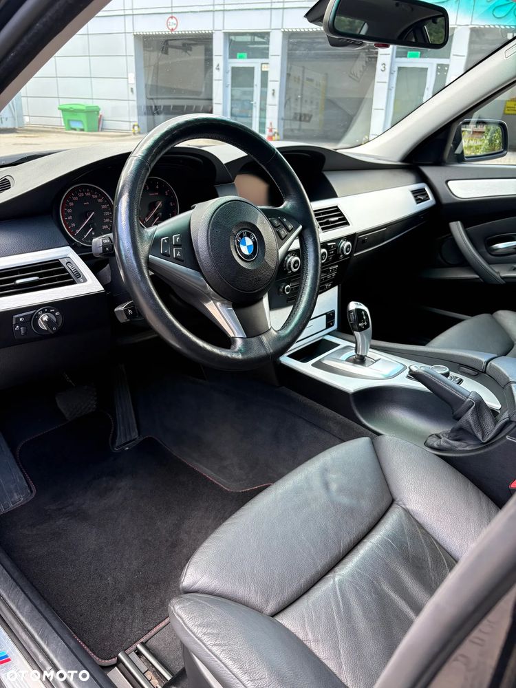 BMW Seria 5 550i - 30