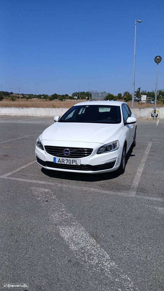 Volvo V60 2.0 D3 Momentum Geartronic - 1